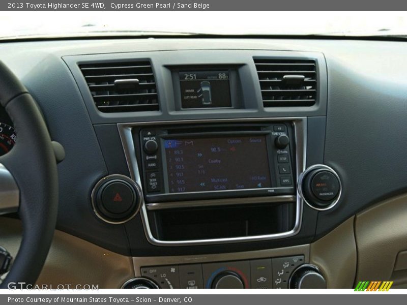 Cypress Green Pearl / Sand Beige 2013 Toyota Highlander SE 4WD