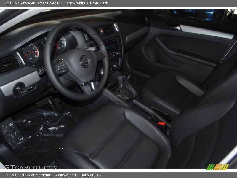 Candy White / Titan Black 2013 Volkswagen Jetta SE Sedan
