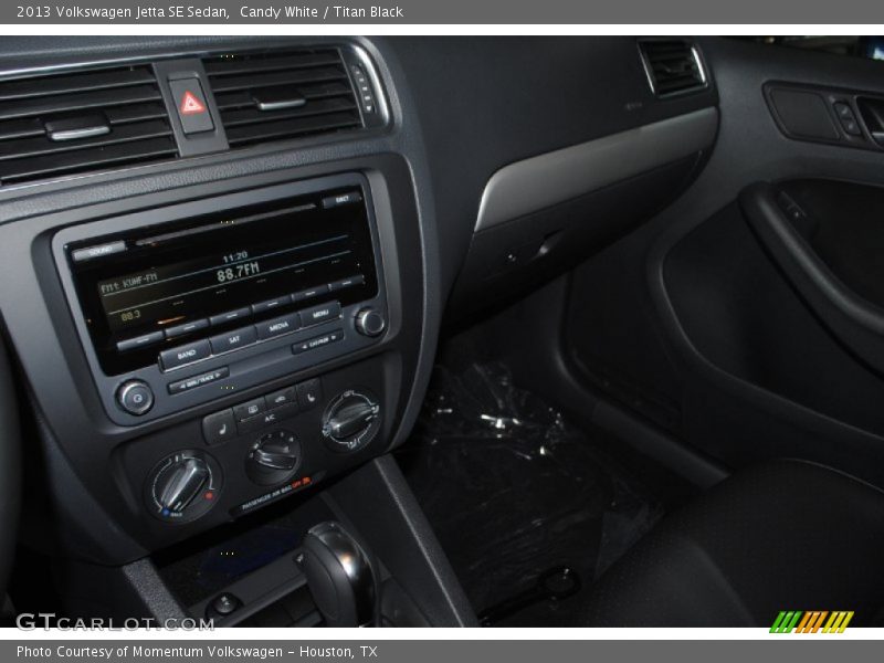 Candy White / Titan Black 2013 Volkswagen Jetta SE Sedan
