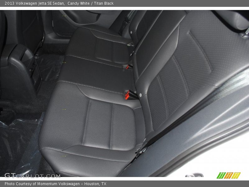 Candy White / Titan Black 2013 Volkswagen Jetta SE Sedan