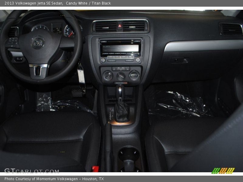 Candy White / Titan Black 2013 Volkswagen Jetta SE Sedan