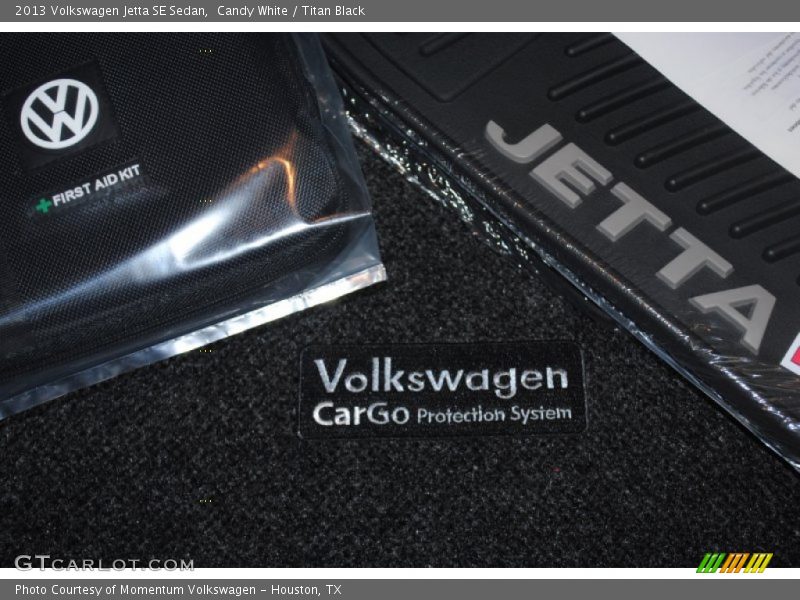 Candy White / Titan Black 2013 Volkswagen Jetta SE Sedan