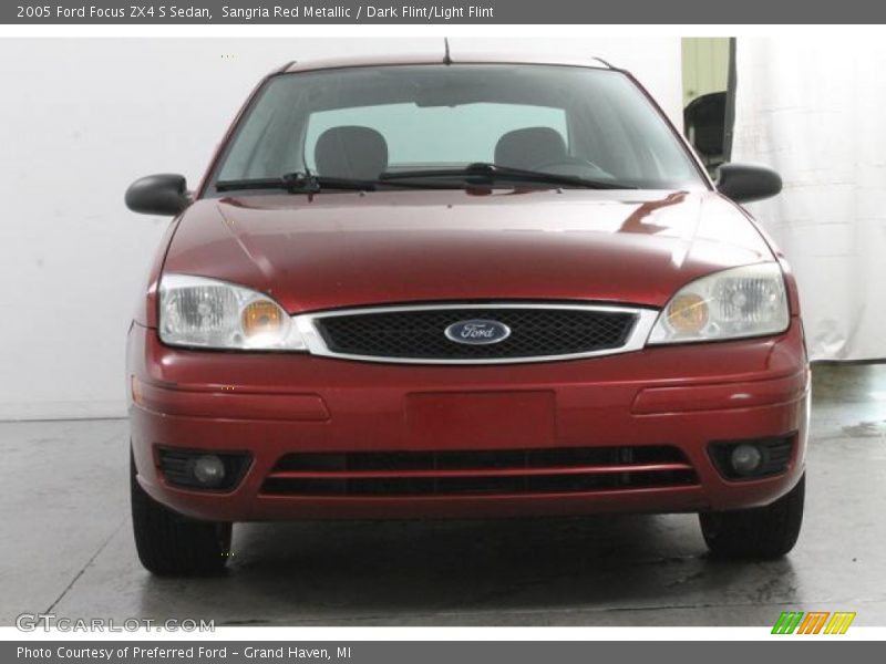 Sangria Red Metallic / Dark Flint/Light Flint 2005 Ford Focus ZX4 S Sedan