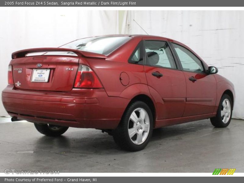 Sangria Red Metallic / Dark Flint/Light Flint 2005 Ford Focus ZX4 S Sedan