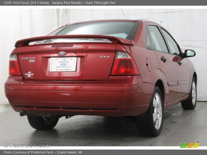 Sangria Red Metallic / Dark Flint/Light Flint 2005 Ford Focus ZX4 S Sedan