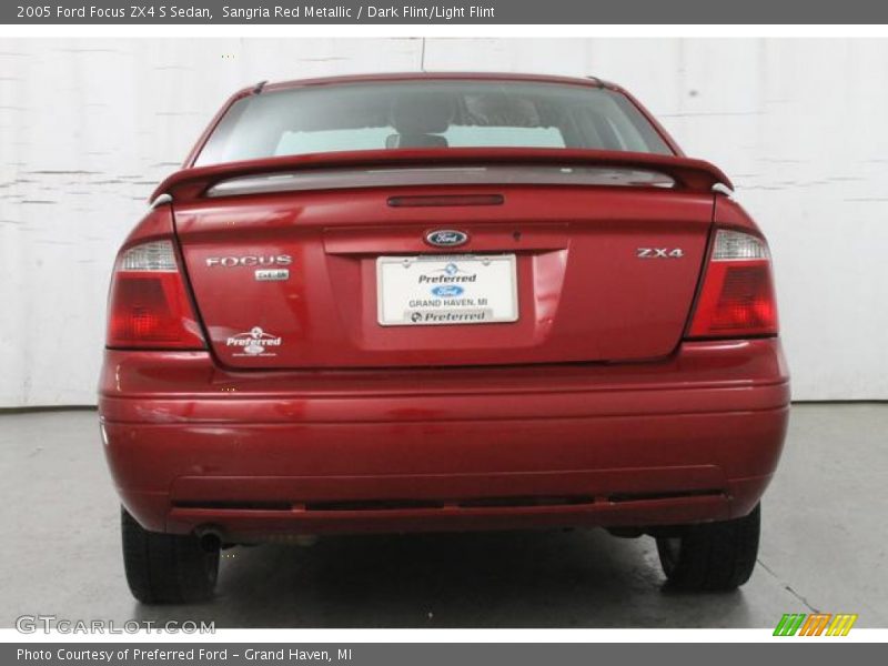 Sangria Red Metallic / Dark Flint/Light Flint 2005 Ford Focus ZX4 S Sedan