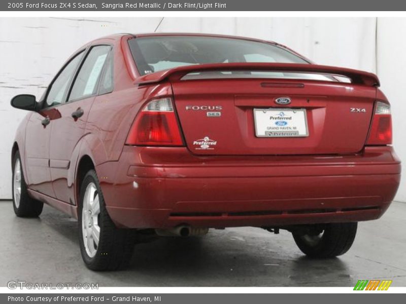 Sangria Red Metallic / Dark Flint/Light Flint 2005 Ford Focus ZX4 S Sedan