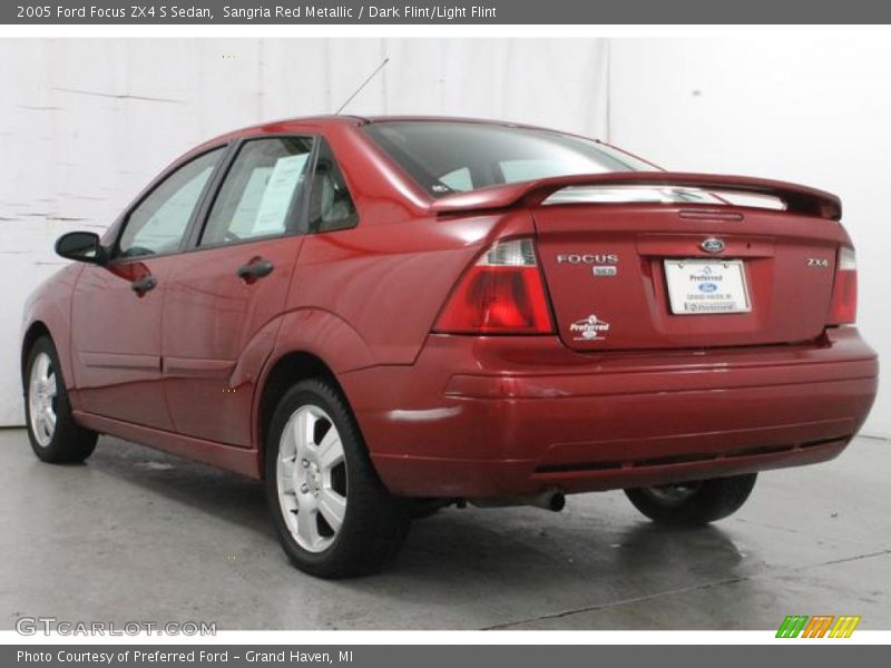 Sangria Red Metallic / Dark Flint/Light Flint 2005 Ford Focus ZX4 S Sedan