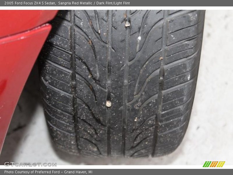 Sangria Red Metallic / Dark Flint/Light Flint 2005 Ford Focus ZX4 S Sedan