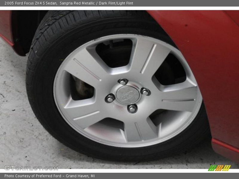 Sangria Red Metallic / Dark Flint/Light Flint 2005 Ford Focus ZX4 S Sedan
