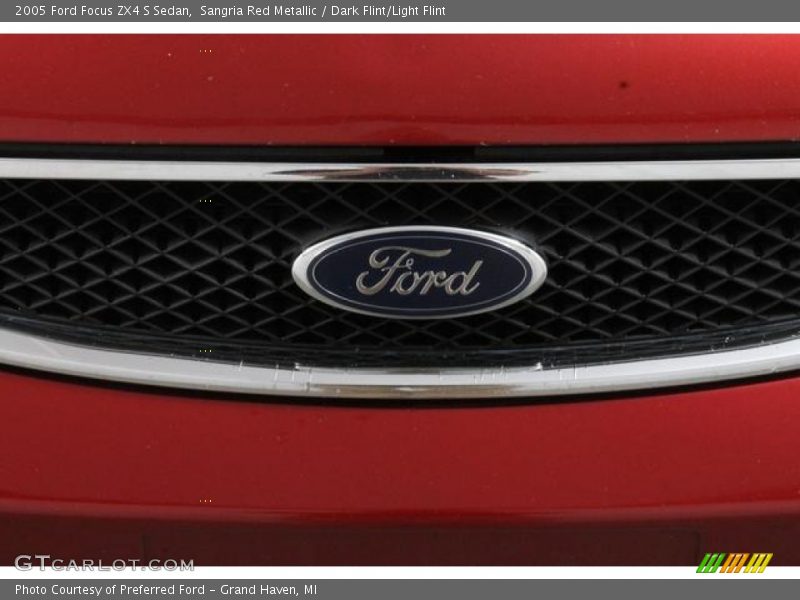 Sangria Red Metallic / Dark Flint/Light Flint 2005 Ford Focus ZX4 S Sedan