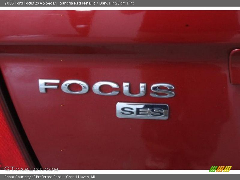Sangria Red Metallic / Dark Flint/Light Flint 2005 Ford Focus ZX4 S Sedan