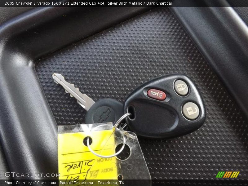 Silver Birch Metallic / Dark Charcoal 2005 Chevrolet Silverado 1500 Z71 Extended Cab 4x4