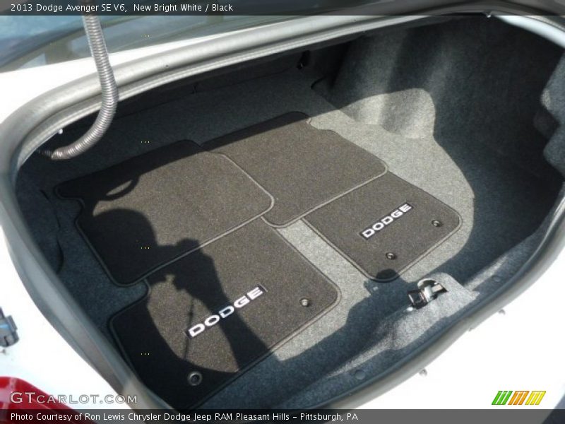New Bright White / Black 2013 Dodge Avenger SE V6
