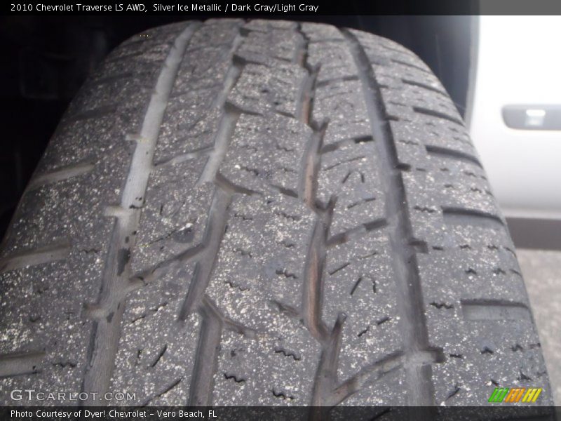 Silver Ice Metallic / Dark Gray/Light Gray 2010 Chevrolet Traverse LS AWD