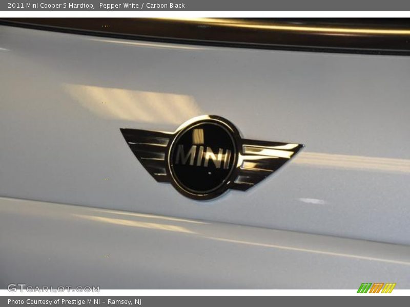 Pepper White / Carbon Black 2011 Mini Cooper S Hardtop
