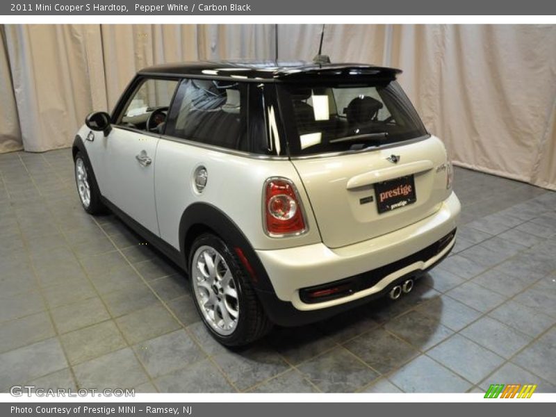 Pepper White / Carbon Black 2011 Mini Cooper S Hardtop