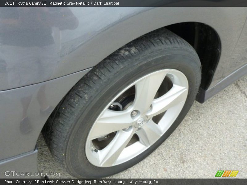 Magnetic Gray Metallic / Dark Charcoal 2011 Toyota Camry SE