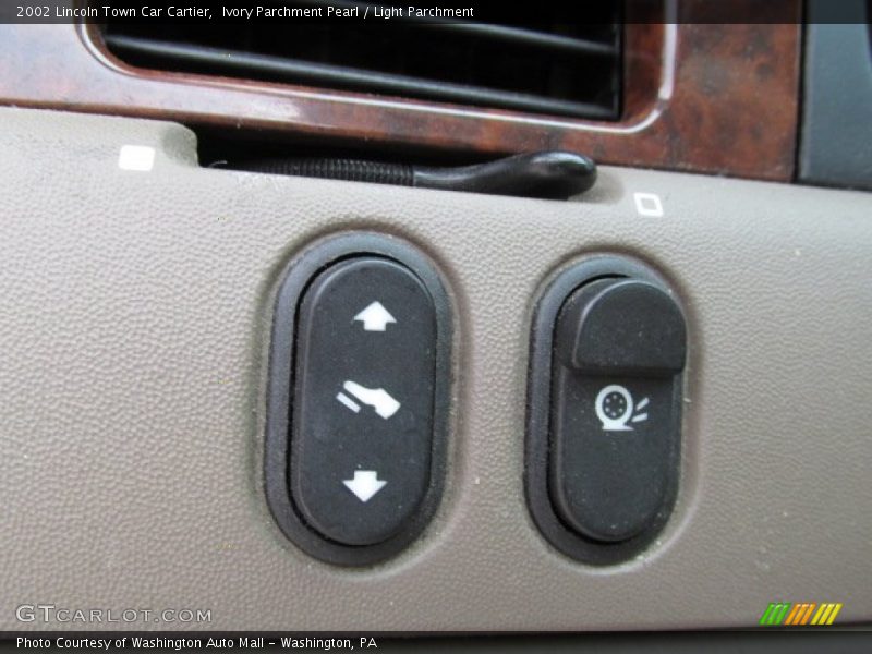 Ivory Parchment Pearl / Light Parchment 2002 Lincoln Town Car Cartier