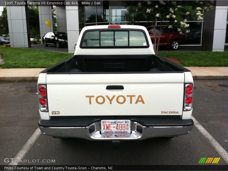 White / Oak 1995 Toyota Tacoma V6 Extended Cab 4x4