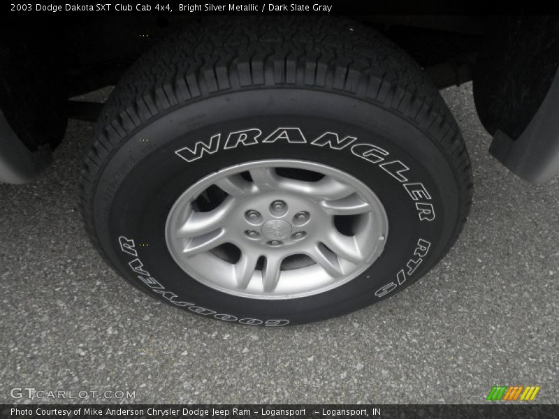 Bright Silver Metallic / Dark Slate Gray 2003 Dodge Dakota SXT Club Cab 4x4