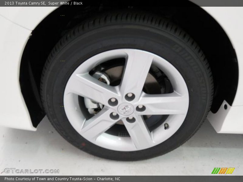 Super White / Black 2013 Toyota Camry SE