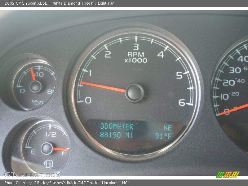 White Diamond Tricoat / Light Tan 2009 GMC Yukon XL SLT