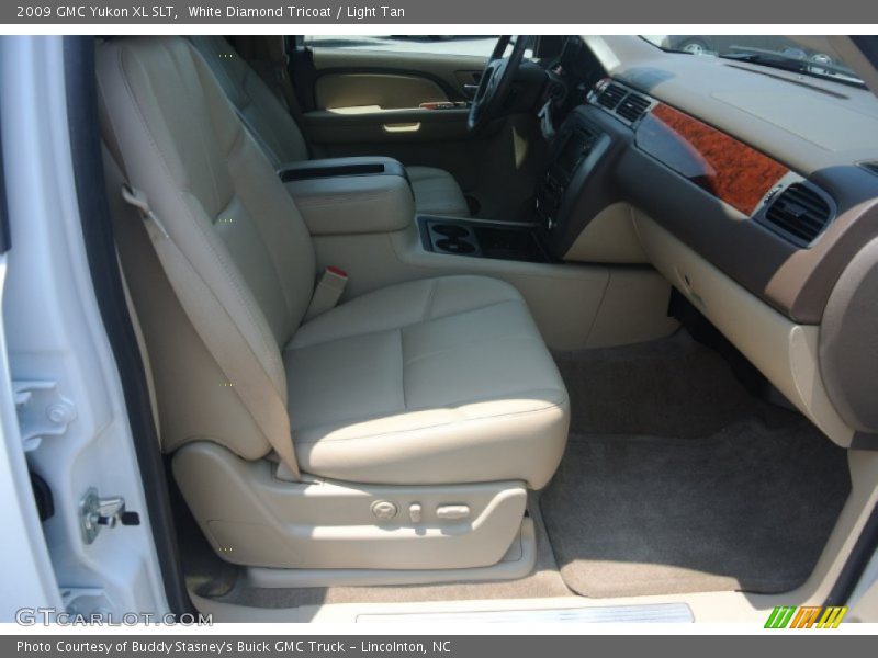White Diamond Tricoat / Light Tan 2009 GMC Yukon XL SLT