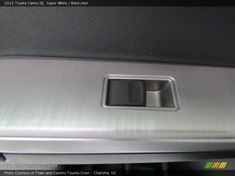 Super White / Black/Ash 2013 Toyota Camry SE