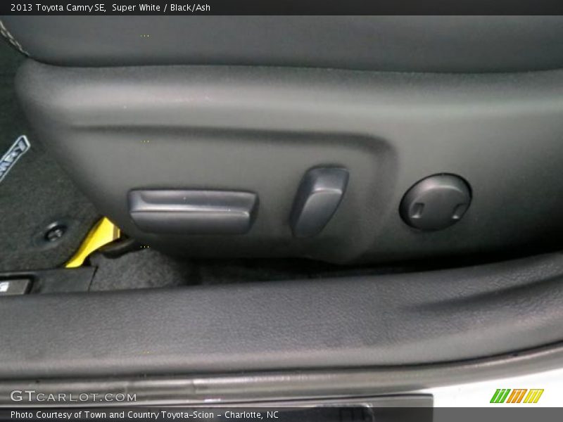 Super White / Black/Ash 2013 Toyota Camry SE