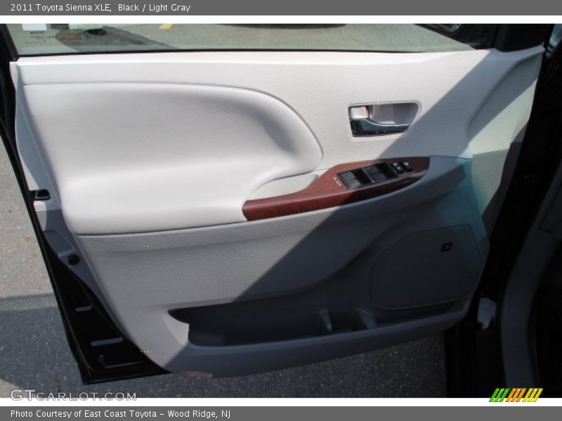Black / Light Gray 2011 Toyota Sienna XLE