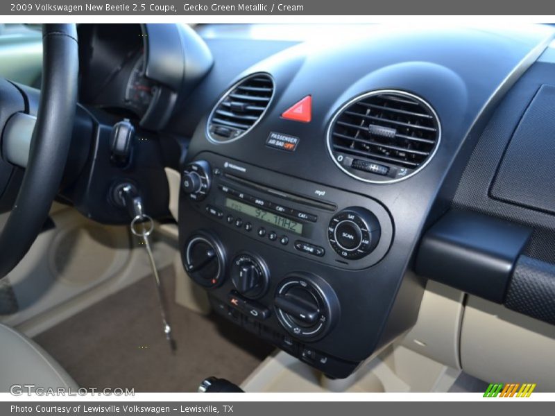 Gecko Green Metallic / Cream 2009 Volkswagen New Beetle 2.5 Coupe