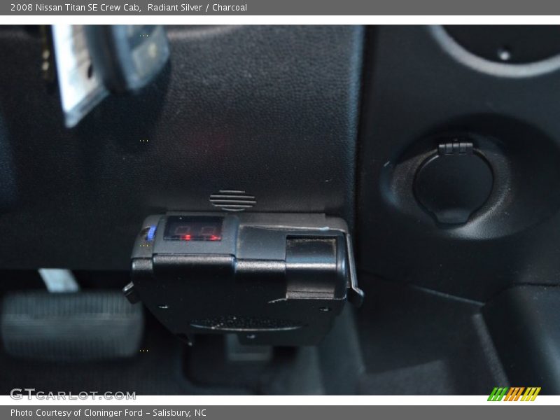 Radiant Silver / Charcoal 2008 Nissan Titan SE Crew Cab