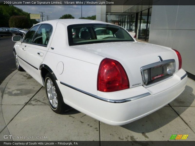 Vibrant White / Medium Light Stone 2009 Lincoln Town Car Signature Limited