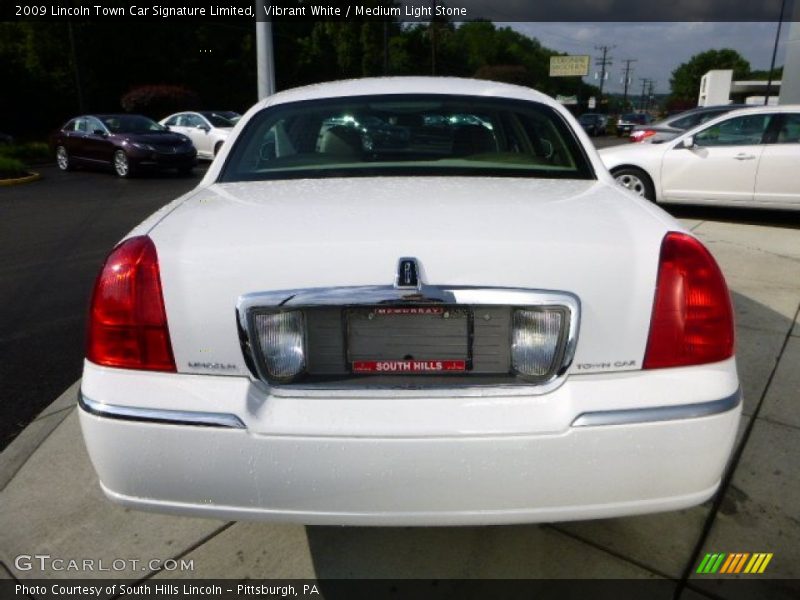 Vibrant White / Medium Light Stone 2009 Lincoln Town Car Signature Limited