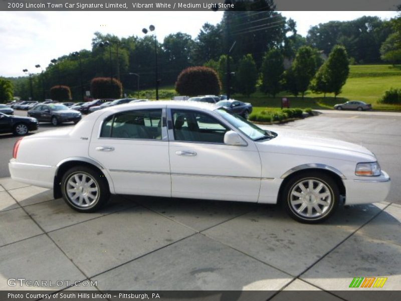 Vibrant White / Medium Light Stone 2009 Lincoln Town Car Signature Limited