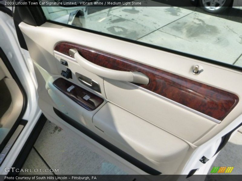 Vibrant White / Medium Light Stone 2009 Lincoln Town Car Signature Limited