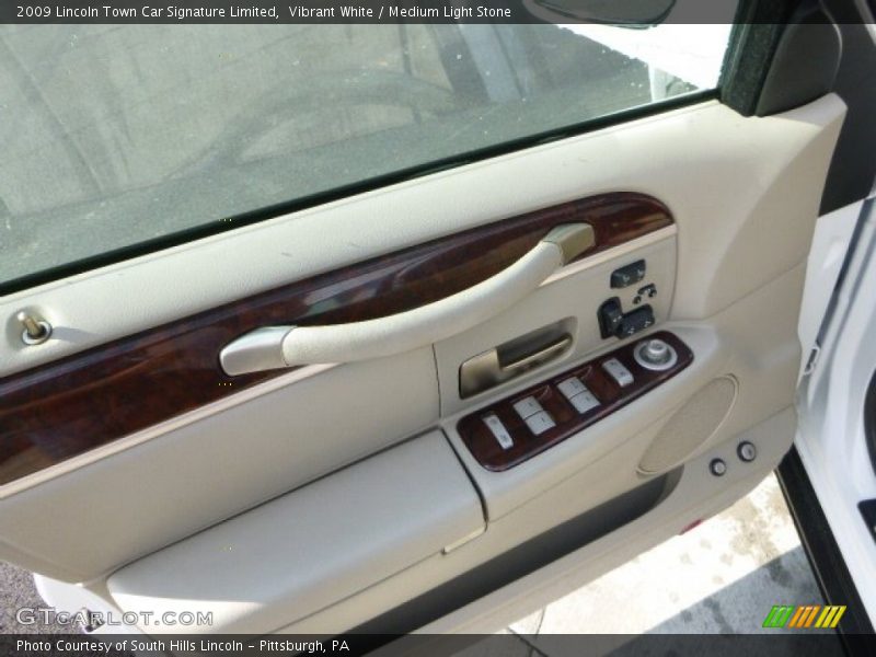 Vibrant White / Medium Light Stone 2009 Lincoln Town Car Signature Limited