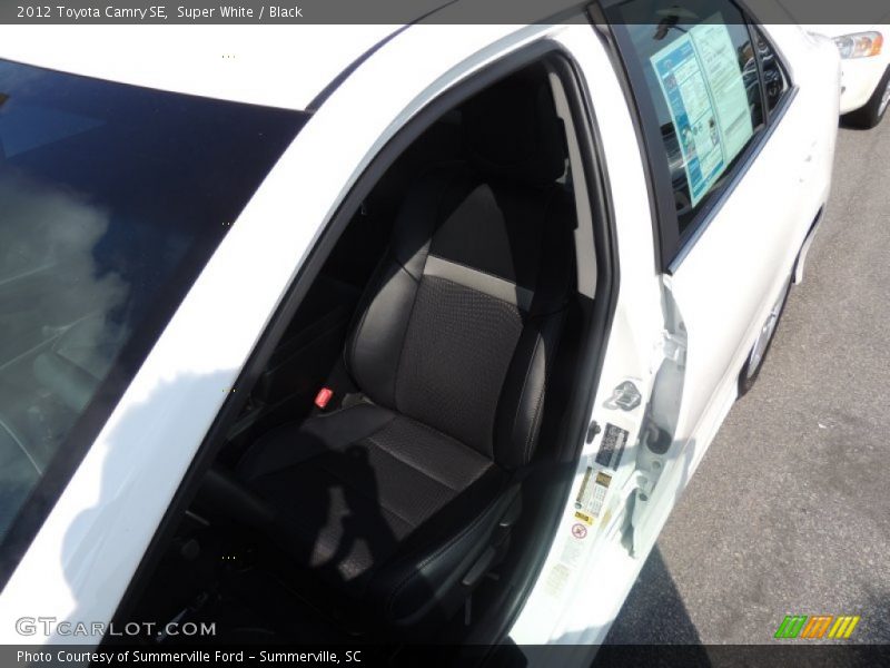 Super White / Black 2012 Toyota Camry SE