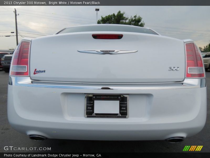 Bright White / Motown Pearl/Black 2013 Chrysler 300 Motown