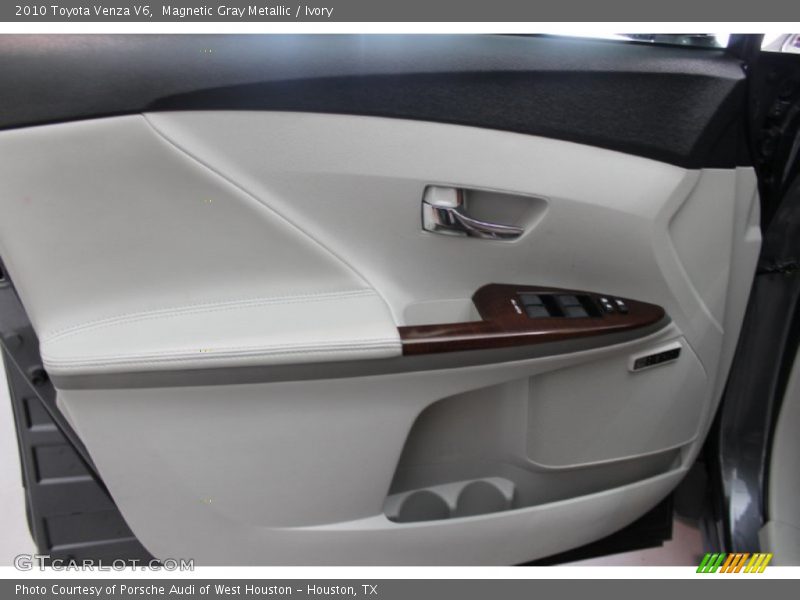 Magnetic Gray Metallic / Ivory 2010 Toyota Venza V6