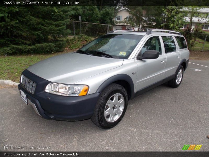 Front 3/4 View of 2005 XC70 AWD