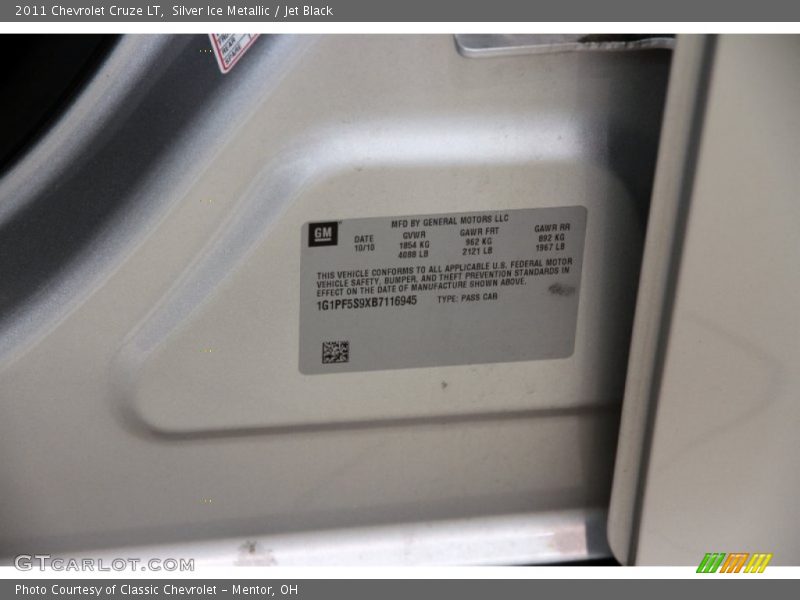 Silver Ice Metallic / Jet Black 2011 Chevrolet Cruze LT