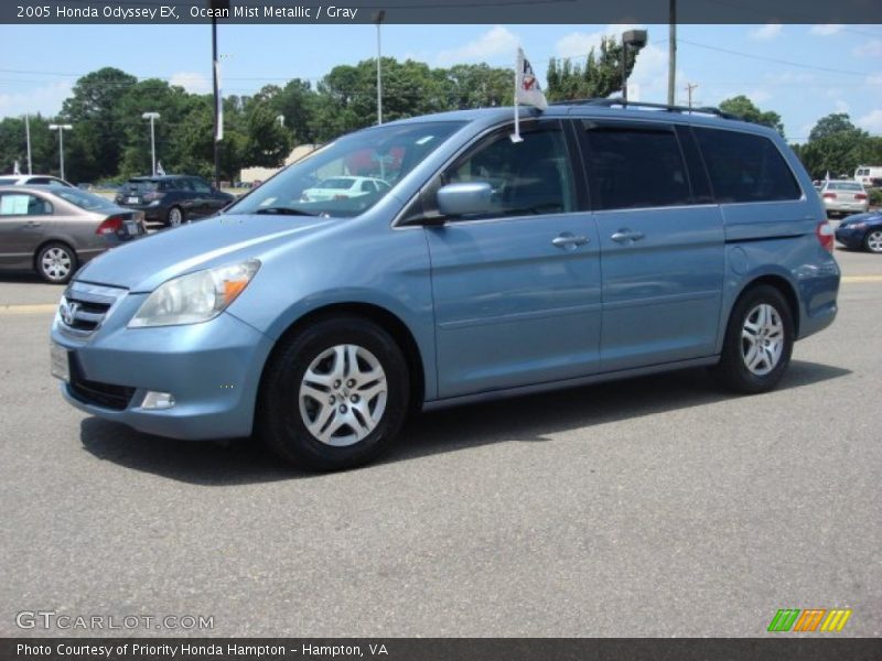 Front 3/4 View of 2005 Odyssey EX