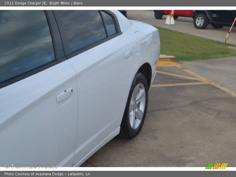 Bright White / Black 2011 Dodge Charger SE
