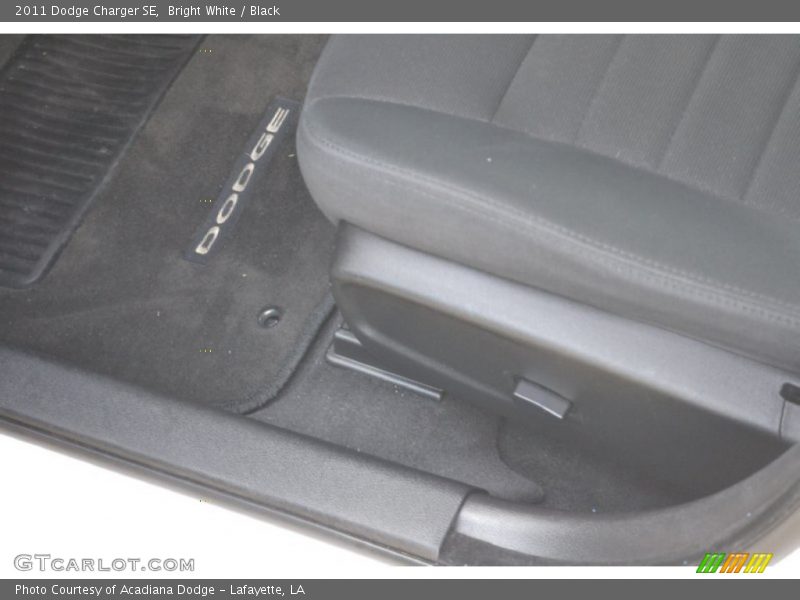 Bright White / Black 2011 Dodge Charger SE