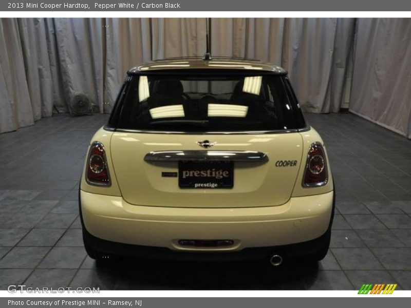 Pepper White / Carbon Black 2013 Mini Cooper Hardtop