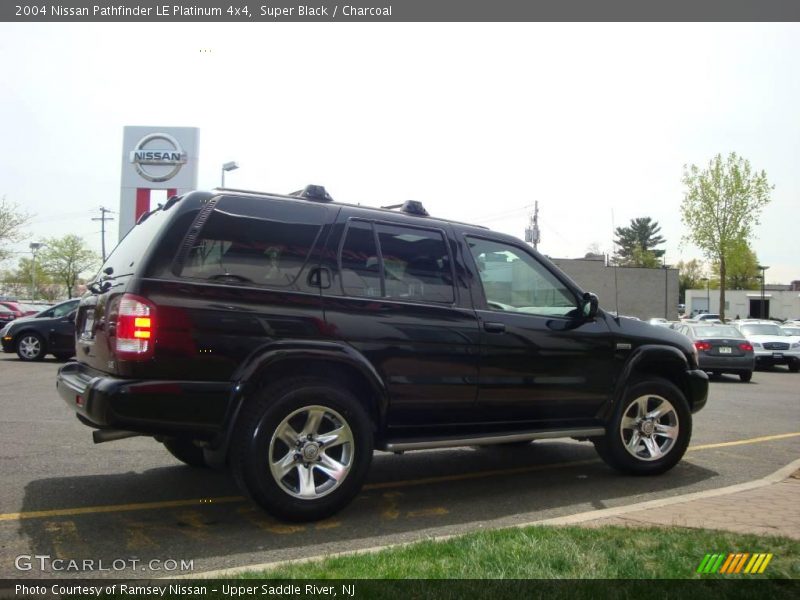 Super Black / Charcoal 2004 Nissan Pathfinder LE Platinum 4x4