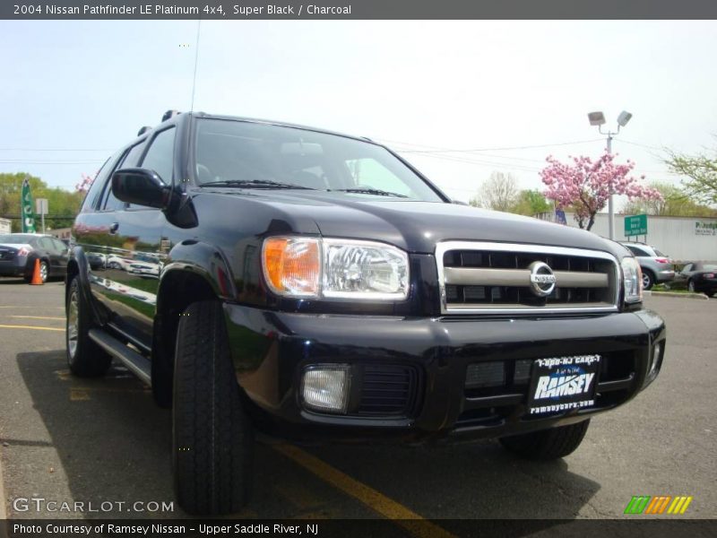 Super Black / Charcoal 2004 Nissan Pathfinder LE Platinum 4x4