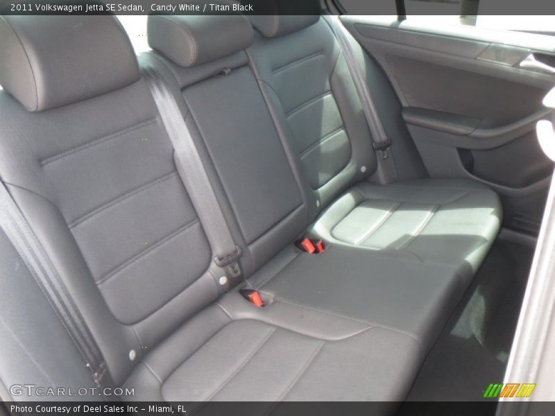 Candy White / Titan Black 2011 Volkswagen Jetta SE Sedan